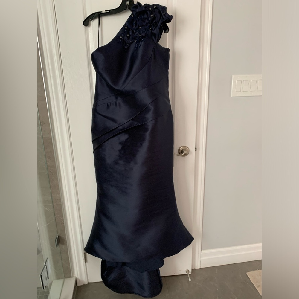 Elegant Navy One-Shoulder Evening Dress with Embellished Shoulder